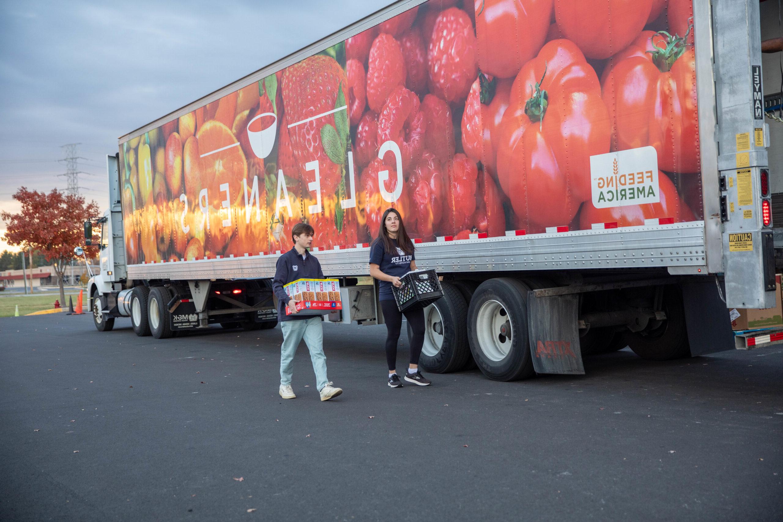 Students unpacking Gleaners food truck.